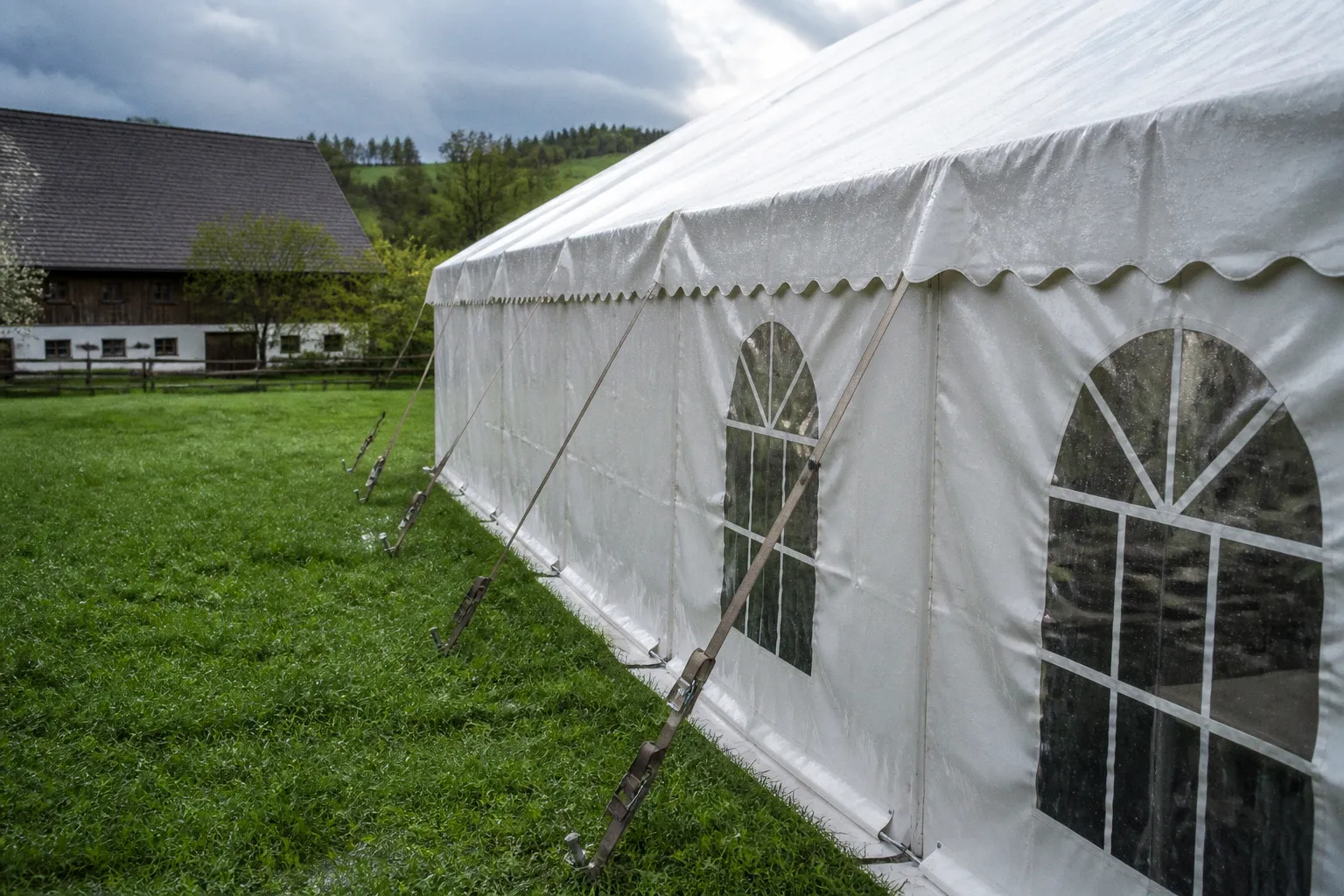 Regen bei der Hofhochzeit: Wann reicht ein Zelt?